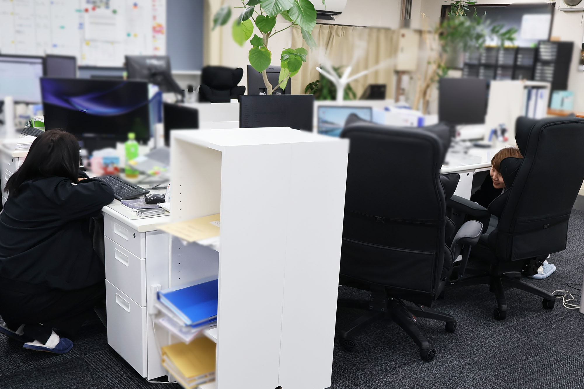 防災訓練で机の下に隠れる弊社事務員